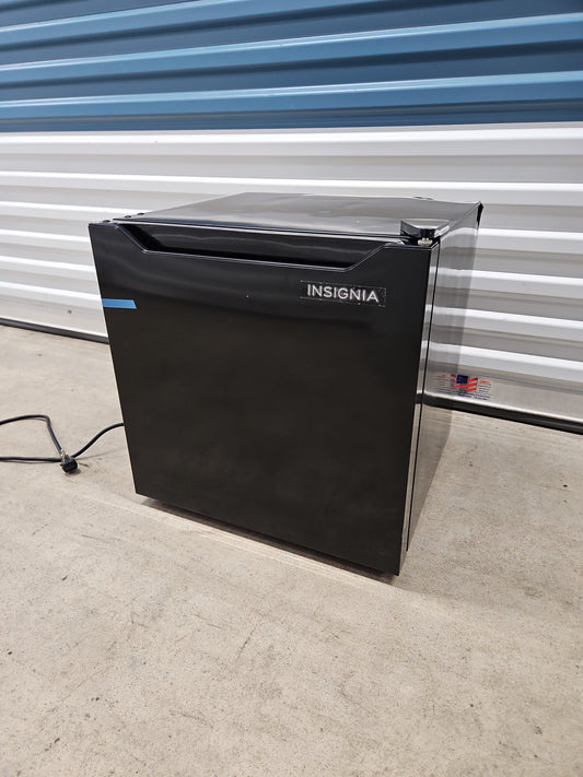 Insignia 1.7 Cu Ft Mini Fridge NS-CF17BK26 – Black – Open Box, Dented Corner