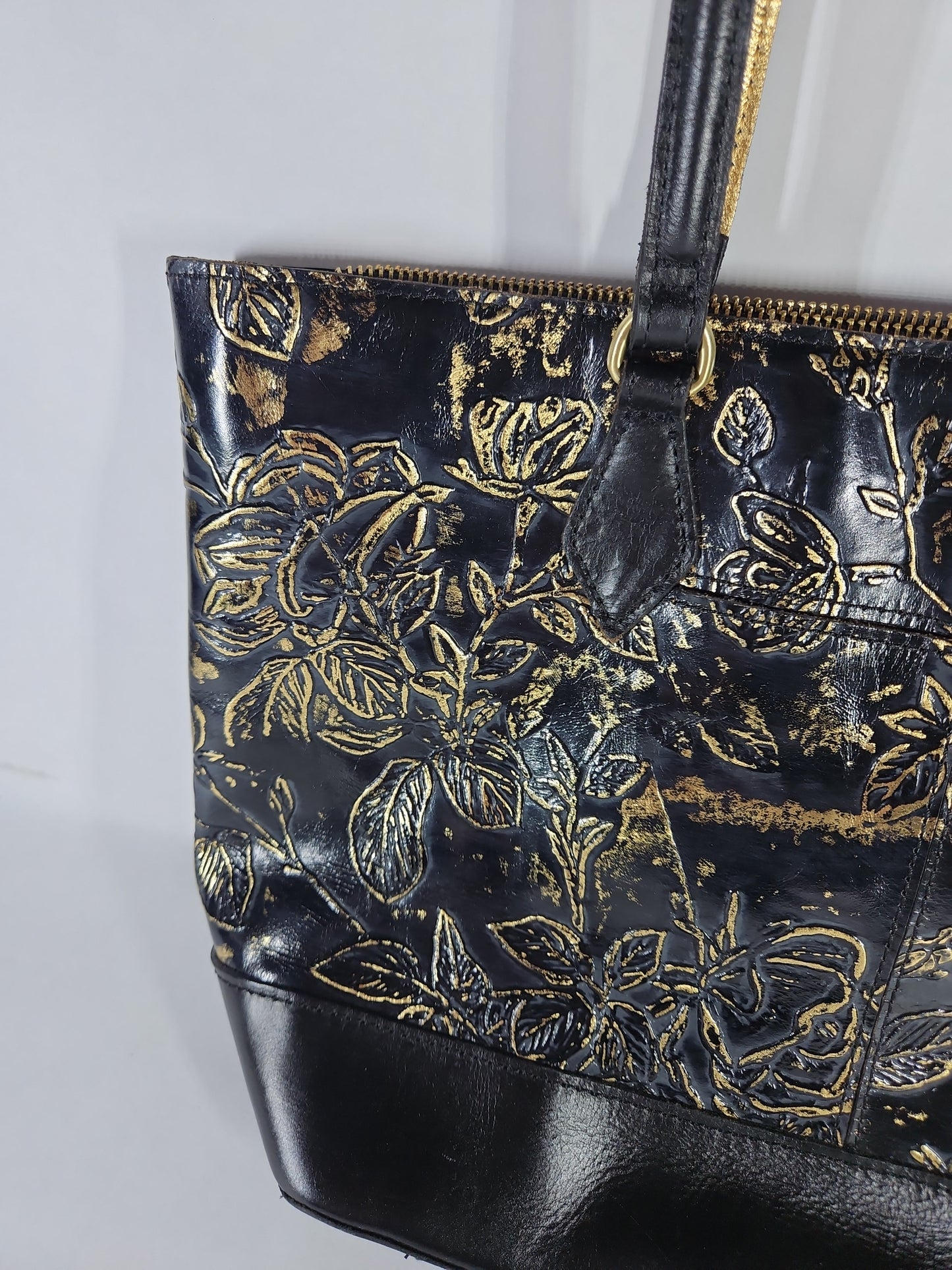 Patricia Nash Meka Bark Leaves Textured Tote Bag – Black Bark Leaves