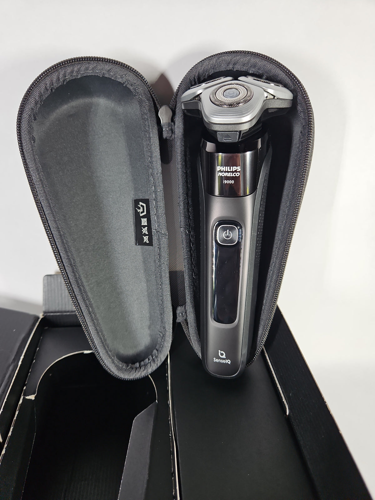 Philips Norelco i9000 Electric Shaver
