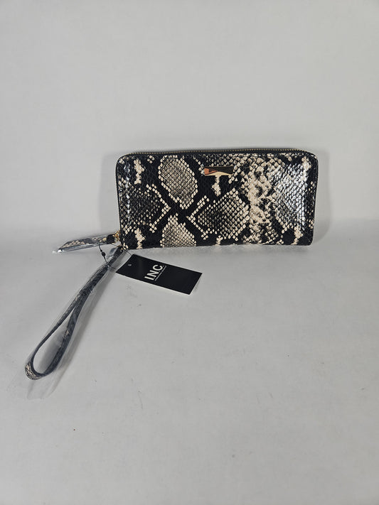 I.N.C. International Concepts Hazell Zip-Around Quilt Wristlet – Snake Greyscale