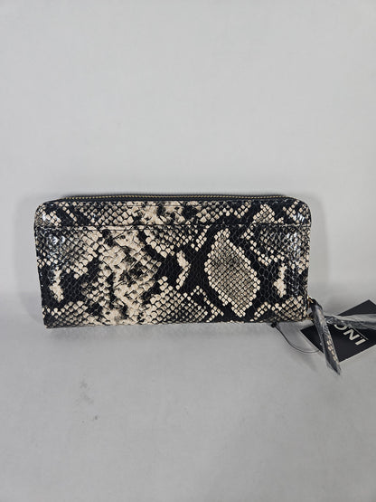 I.N.C. International Concepts Hazell Zip-Around Quilt Wristlet – Snake Greyscale