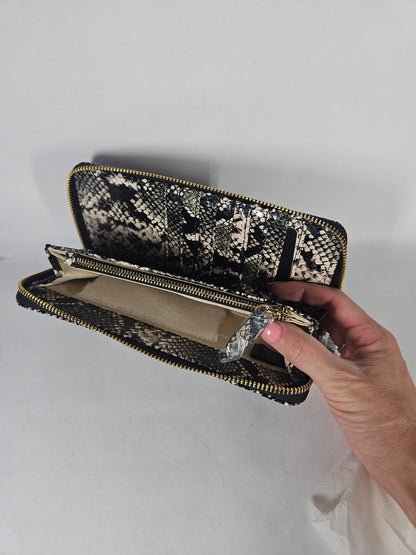 I.N.C. International Concepts Hazell Zip-Around Quilt Wristlet – Snake Greyscale