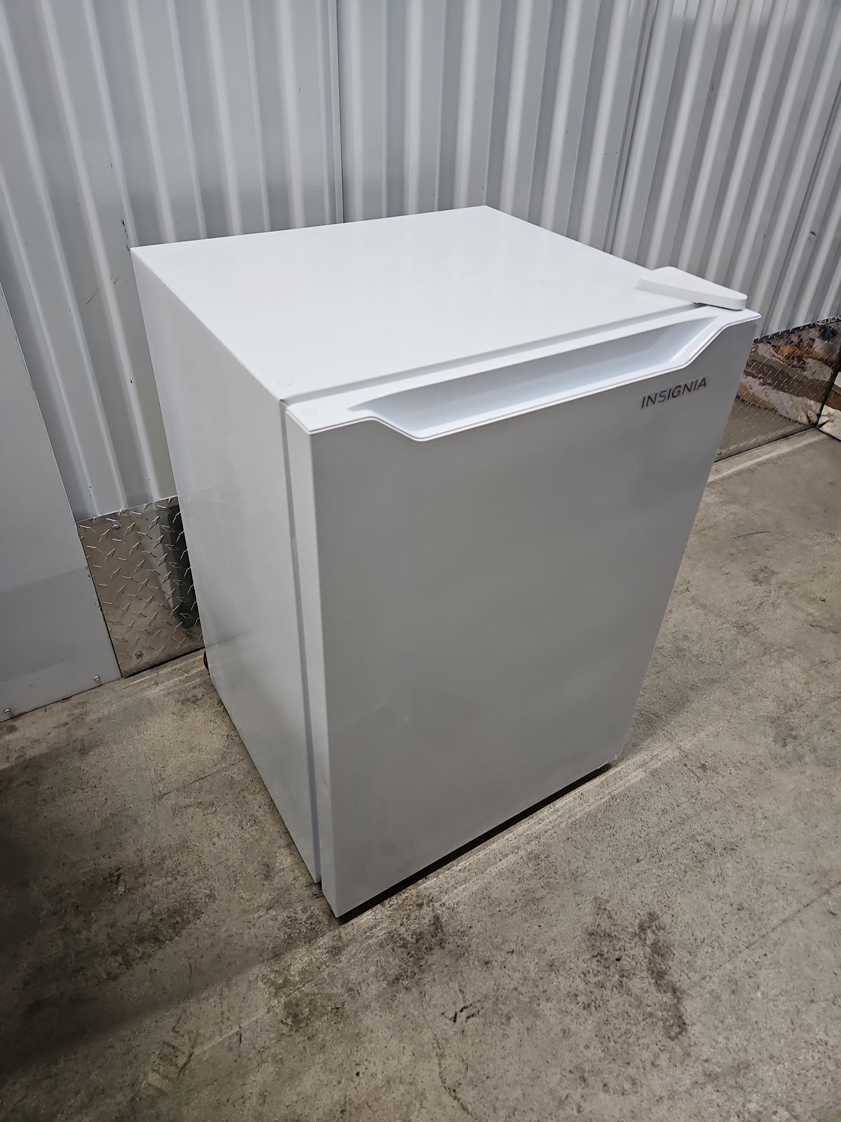 Insignia 2.7 Cu Ft Mini Fridge NS-CF27WH6 – White, Small Dent on Top