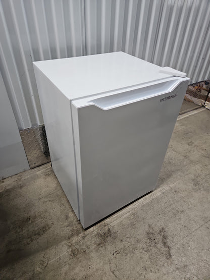 Insignia 2.7 Cu Ft Mini Fridge NS-CF27WH6 – White, Small Dent on Top