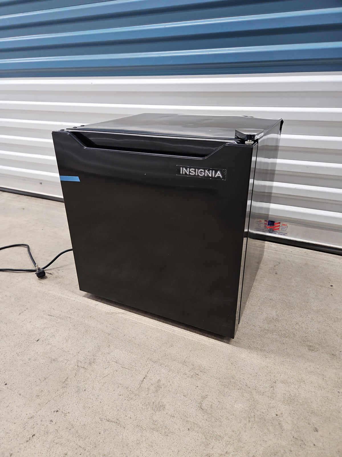 Insignia 1.7 Cu Ft Mini Fridge NS-CF17BK26 – Black – Open Box, Dented Corner