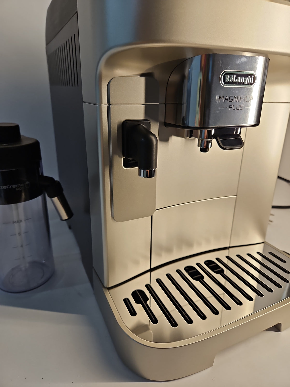 De'Longhi Magnifica Plus Automatic Espresso Machine ECAM32070SB - Silver/Black